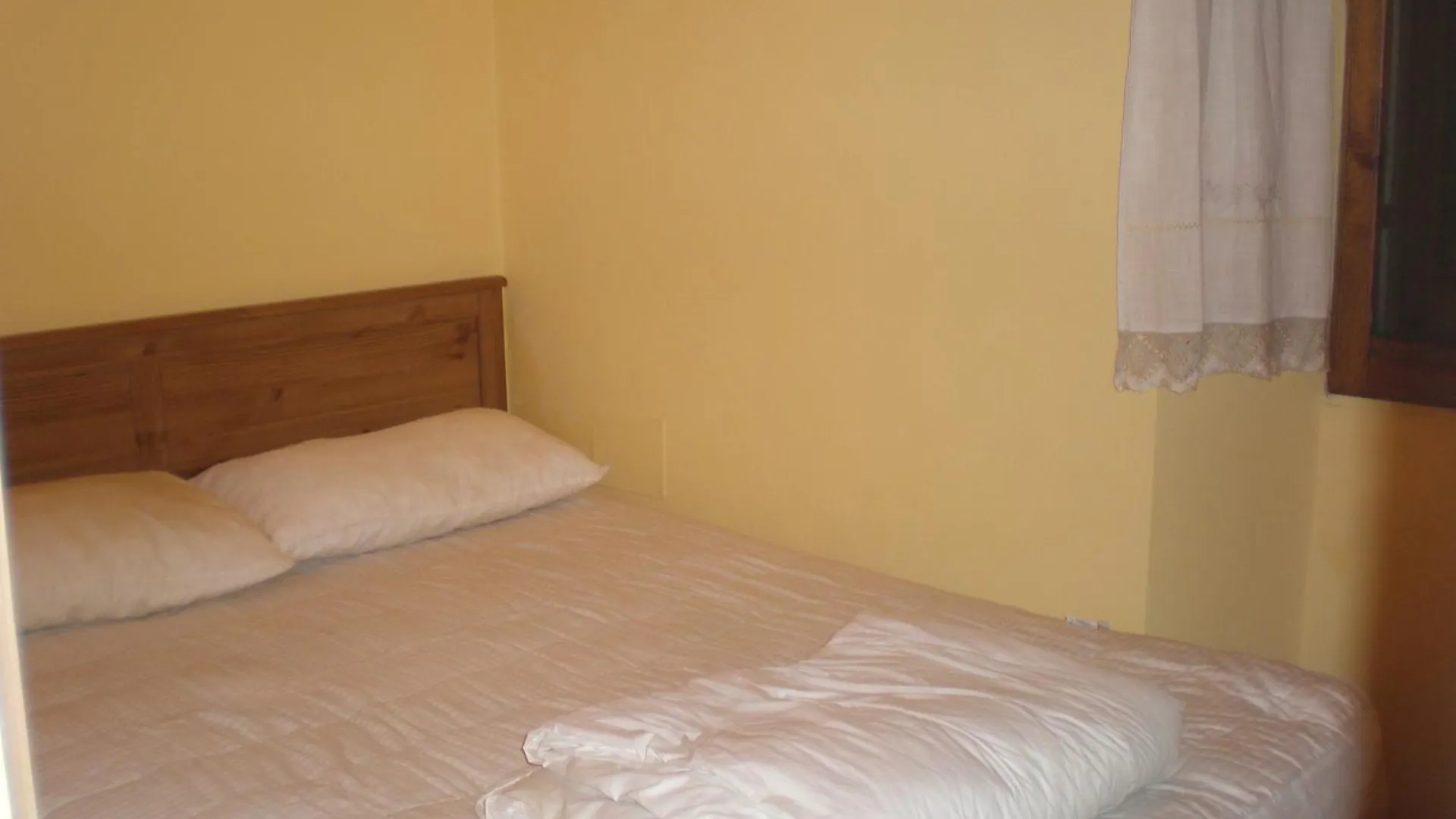 Very Central Two Bedroom Apartment Rom