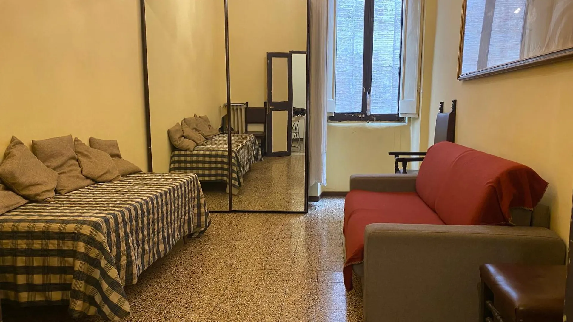 Very Central Two Bedroom Apartment Rom